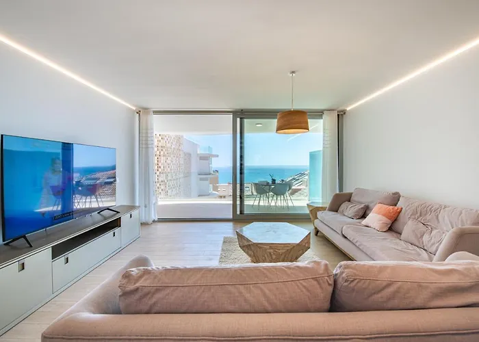 Excellent Two Bedroom דירה *