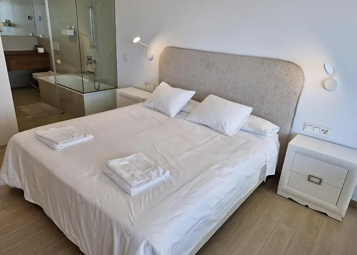 Excellent Two Bedroom דירה *